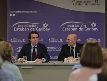 El expresidente José María Aznar junto a Carlos Urquijo, presidente de la asociación Esteban de Garibay. 