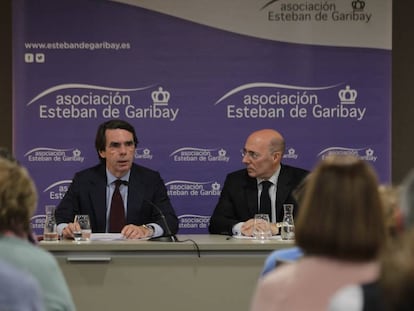 El expresidente José María Aznar junto a Carlos Urquijo, presidente de la asociación Esteban de Garibay. 