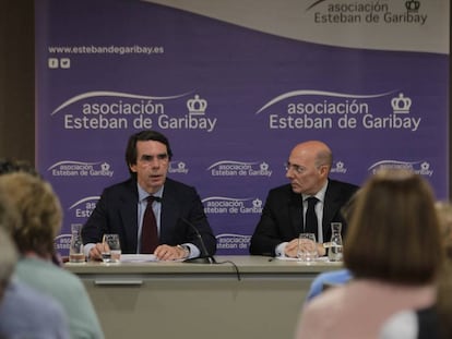 El expresidente José María Aznar junto a Carlos Urquijo, presidente de la asociación Esteban de Garibay. 