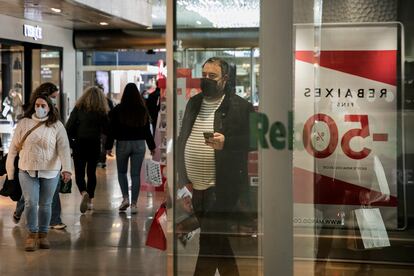 Las tiendas del centro comercial L'Illa Diagonal han empezado este martes las rebajas en el último día de abertura antes del cierre.