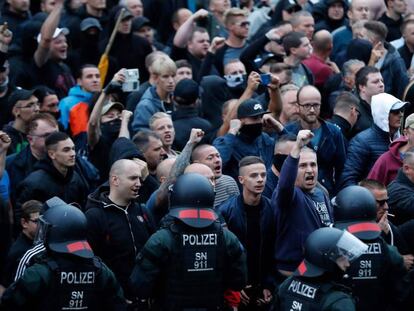 Manifestante na concentração organizada pelo PEGIDA nesta segunda-feira em Chemnitz (Alemanha)