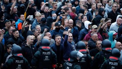 Manifestante na concentração organizada pelo PEGIDA nesta segunda-feira em Chemnitz (Alemanha)