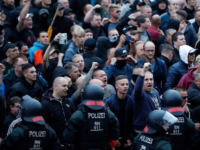 Manifestante na concentração organizada pelo PEGIDA nesta segunda-feira em Chemnitz (Alemanha)