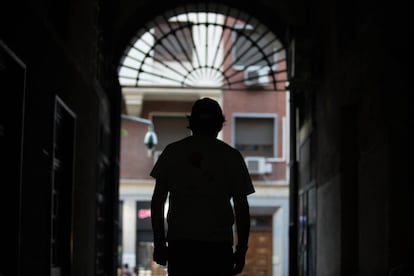 Jesús, en un pasadizo de la plaza Mayor de Madrid, que comparte con otros cuatro sintecho.