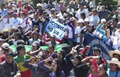 Cientos de pobladores del distrito de Bambamarca marchan el pasado 11 de julio, por sus principales calles en protesta contra el proyecto minero Conga, en Perú. EFE/Archivo