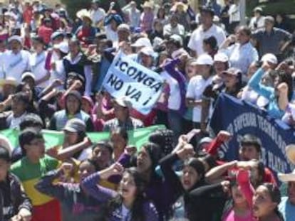 Cientos de pobladores del distrito de Bambamarca marchan el pasado 11 de julio, por sus principales calles en protesta contra el proyecto minero Conga, en Perú. EFE/Archivo