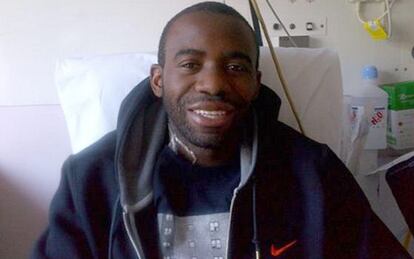 Muamba, sonriente, en el hospital.