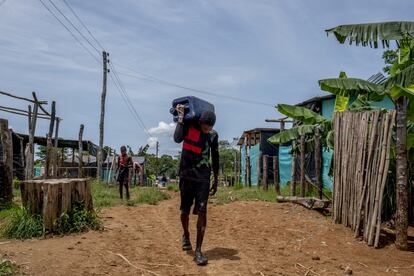 Pero la infancia en el campamento es una quimera. La mayoría de niños no tiene acceso a la educación formal, por falta de cupos en las clases o por problemas burocráticos relacionados con la condición de migrantes. Muchos empiezan a trabajar raspando coca –una de las principales economías de la zona del Catatumbo, en el noreste del departamento de Norte de Santander– desde muy pequeños y otros se las ingenian para traer agua a este rincón olvidado.