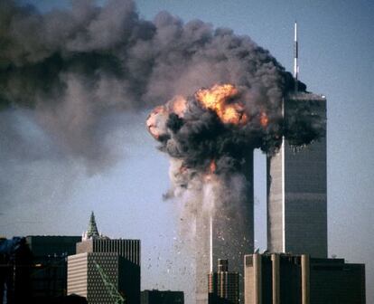 Las Torres Gemelas de Nueva York, después de que sendos aviones comerciales pilotados por suicidas se estrellaran contra ellas el 11 de septiembre de 2001.