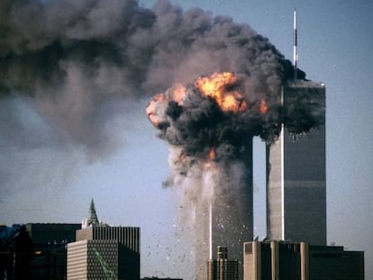 Las Torres Gemelas de Nueva York, despu&eacute;s de que sendos aviones comerciales pilotados por suicidas se estrellaran contra ellas el 11 de septiembre de 2001. 