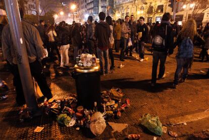 Basura acumulada en el centro de Valencia la noche de la <i>cremà</i>.