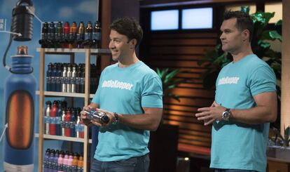 Adam Callinan y Matt Campbell, fundadores de Bottlekeeper, con su invento para conservar botellas frías.