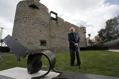 Martín Chirino, ayer en el exterior del Castillo de la Luz de Las Palmas, sede de su fundación.