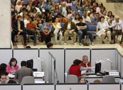 Contribuyentes aguardan turno en Hacienda para recibir ayuda en sus declaraciones.
