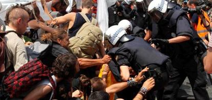 Efectivos de los Mossos d'Esquadra cargan contra los "indignados" de la plaza de Cataluña de Barcelona