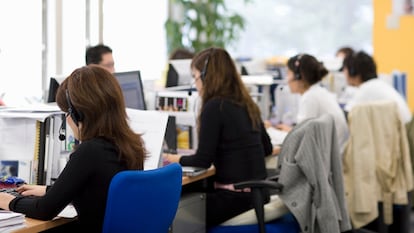 Trabajadoras en un centro de atención telefónica.