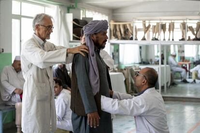 El fisioterapeuta Alberto Cairo (izquierda) trata a un paciente en el centro de Kabul donde trabaja, en una imagen cedida por ACNUR.  Claire Thomas