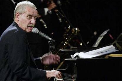 Paolo Conte, al piano durante su concierto en el Grec.