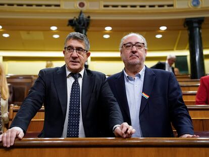 Los diputados del PSOE Patxi López y Guillermo Meijón, este jueves en el Congreso.