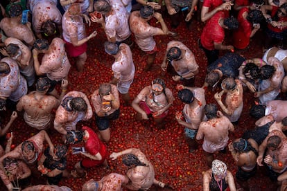 La Tomatina de Buñol (Valencia). 27 de agosto.
Según la versión más fiable (que figura en la web de la organización), surgió de un enfado durante el desfile de gigantes y cabezudos de 1945: unos jóvenes querían unirse a la comitiva y, en el forcejeo, uno de los participantes cayó. Furioso, empezó a tirarles tomates de un puesto de verduras que había por allí; la multitud lo siguió y, en un momento, todos estaban lanzándose estos frutos los unos a los otros, hasta que las fuerzas del orden pararon la batalla. Los jóvenes repitieron al año siguiente, a posta, y llevándose munición vegetal de casa. Había pasado a ser una fiesta, que fue reprimida y cancelada por las autoridades. Como protesta, en 1957 los vecinos organizaron un entierro del tomate, con ataúd incluido. Fue un éxito, a partir del cual se instauró oficialmente la Tomatina como Fiesta de Interés Turístico Internacional. Desde 2013, para participar hay que comprar entrada: hay 20.000 a la venta, y los buñolenses no pagan.