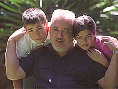 El director Imanol Uribe, con los protagonistas de <b></b><i>El viaje de Carol, </i>Juan José Ballesta y Clara Lago. PRIMER PLANO - FOTO DE GRUPO