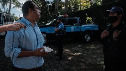 El líder opositor Félix Maradiaga encara a policías que lo acosan y vigilan todos sus movimientos.