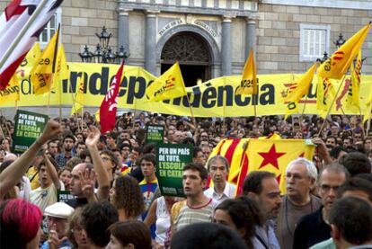 Concentración en defensa del modelo educativo catalán, ayer en la plaza Sant Jaume de Barcelona.