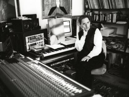 Franco Battiato, en el estudio de su casa de Milo (Sicilia), en 1996.