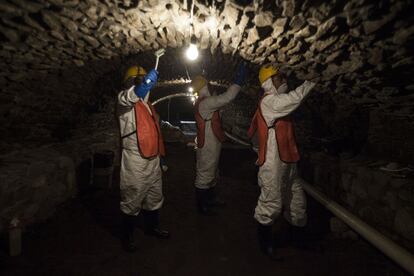 Un grupo de obreros trabajan en la restauración de uno de los túneles recién descubiertos en la ciudad de Puebla.