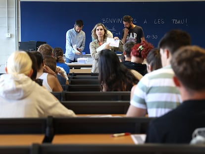 Profesores reparten uno de los exámenes de las pruebas de acceso a la universidad 2023, en la Universidad de Baleares, el pasado 6 de junio.