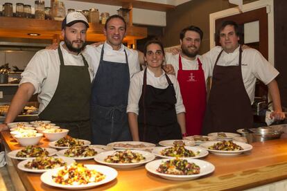 De izquierda a derecha, Adri&aacute;n Orio, Nicol&aacute;s Acosta, Mar&iacute;a Elena Marfet&aacute;n, Aurel&iacute;n Bondoux y Gast&oacute;n Yelicich al final de la cena servida en Punta del Este.