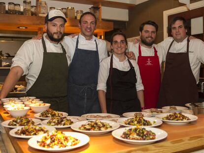 De izquierda a derecha, Adri&aacute;n Orio, Nicol&aacute;s Acosta, Mar&iacute;a Elena Marfet&aacute;n, Aurel&iacute;n Bondoux y Gast&oacute;n Yelicich al final de la cena servida en Punta del Este.