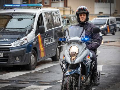 El agente de la Policía Nacional Julio Cruz, el 25 de marzo en Valencia.