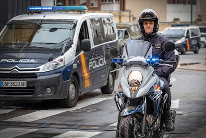 El agente de la Policía Nacional Julio Cruz, el 25 de marzo en Valencia.