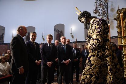 El líder del PP, Alberto Núñez Feijóo, y el presidente de la Junta de Andalucía, Juan Manuel Moreno Bonilla, asisten al Besamanos del Señor del Gran Poder el 4 de abril.