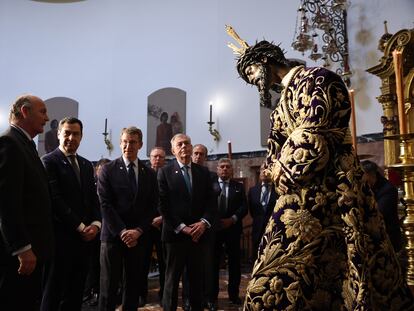 El líder del PP, Alberto Núñez Feijóo, y el presidente de la Junta de Andalucía, Juan Manuel Moreno Bonilla, asisten al Besamanos del Señor del Gran Poder el 4 de abril.