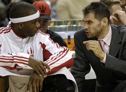 Calderón charla en el banquillo con su compañero Jermaine O'Neal.