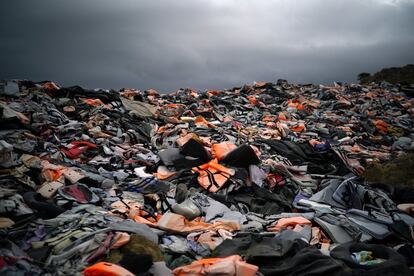 Miles de chalecos salvavidas abandonados por los migrantes que han cruzado desde Turquía a la isla griega de Lesbos.
