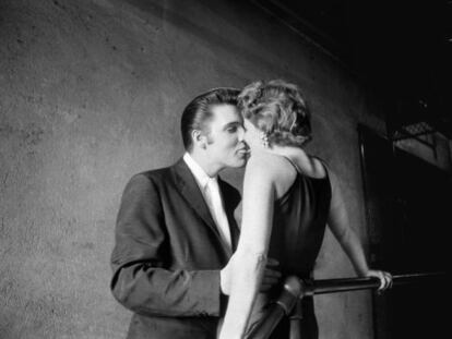 El beso, Elvis con una fan en los pasillos del Teatro Mosque, en Richmond, Virginia, en junio de 1956.