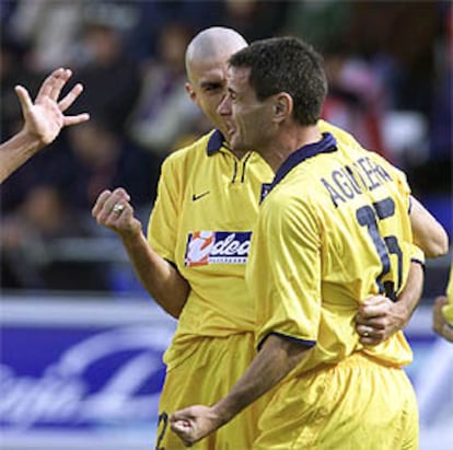 Diego Alonso felicita a Aguilera tras su gol.