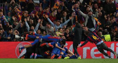 Jugadores, asistentes y un aficionado, todos festejan en el Barcelona.