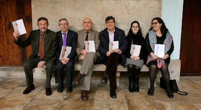 El vicepresidente de la AVL, Josep Palomero, y el vicerrector de la Universitat, Antonio Ariño (a la izquierda), junto a otros participantes en la presentación de 'Biteca'.