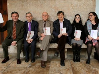 El vicepresidente de la AVL, Josep Palomero, y el vicerrector de la Universitat, Antonio Ari&ntilde;o (a la izquierda), junto a otros participantes en la presentaci&oacute;n de &#039;Biteca&#039;.