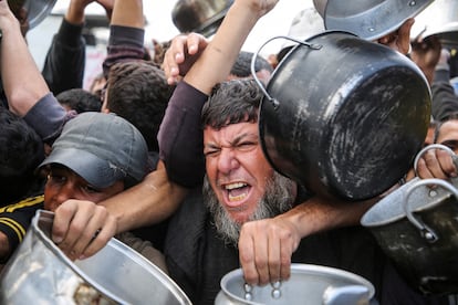 Reparto de comida de ayuda humanitaria en Jan Yunis, en el sur de Gaza, este viernes.