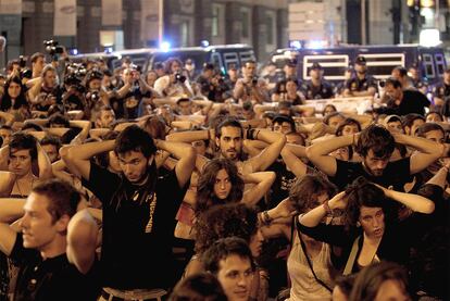 Tras cortar la Gran Vía, Cibles y el Pasao del Prado, los indigandos llegaron hasta la Carrera de San Jerónimo, donde se toparon con dotaciones policiales que les impidieron el acceso hasta el Congreso de los Diputados.