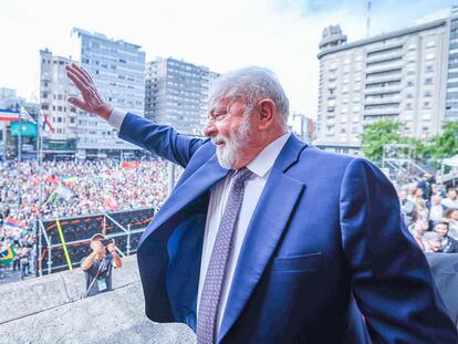 El presidente brasileño, Lula da Silva, saluda a la multitud que se acercó a escucharlo durante su visita de esta semana a Montevideo, Uruguay.