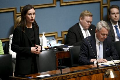 La primera ministra finlandesa, Sanna Marin, junto al ministro de Exteriores, Pekka Haavisto, este martes en el Parlamento.