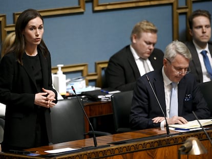 La primera ministra finlandesa, Sanna Marin, junto al ministro de Exteriores, Pekka Haavisto, este martes en el Parlamento.