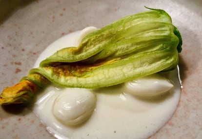 Flor de calabacín escaldada con agua de almendras.