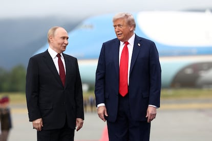 Los presidentes de EE UU, Donald Trump, y de Rusia, Vladímir Putin, se han saludado a pie de pista en la base aérea de Elmendorf-Richardson, en las afueras de Anchorage (Alaska).